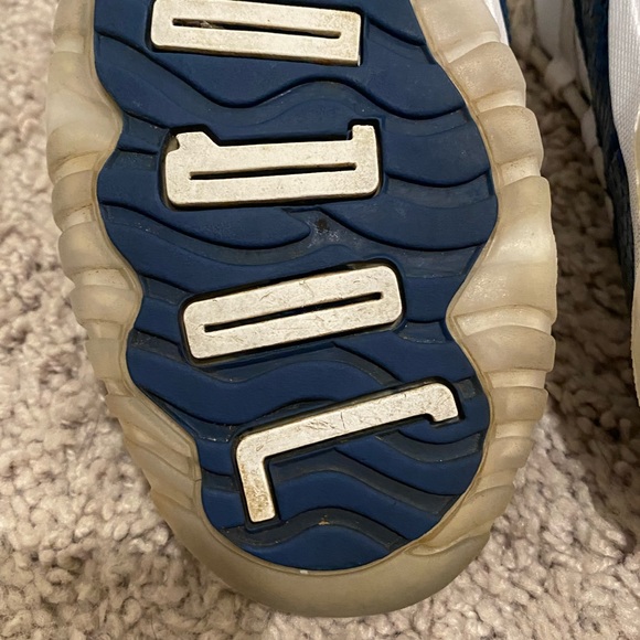 Kids Jordan 11 Low - Picture 10 of 13